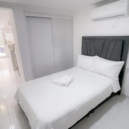 Luxury House - With Jacuzzi & Patio *